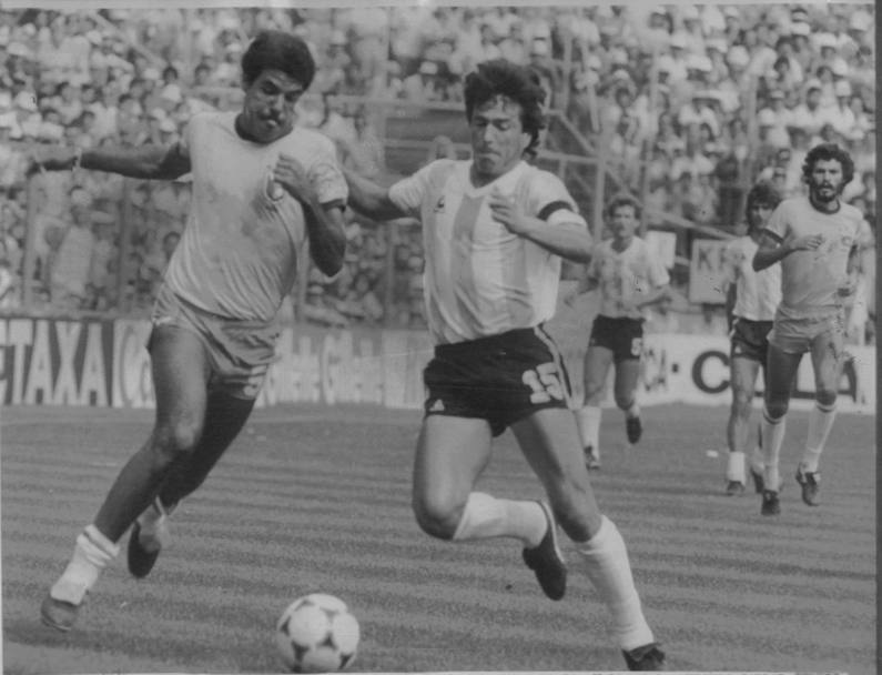 Cerezo contrastato da Daniel Passarella durante Brasile - Argentina, seconda fase del Campionato del mondo 1982. Sullo sfondo Socrates (Ansa)